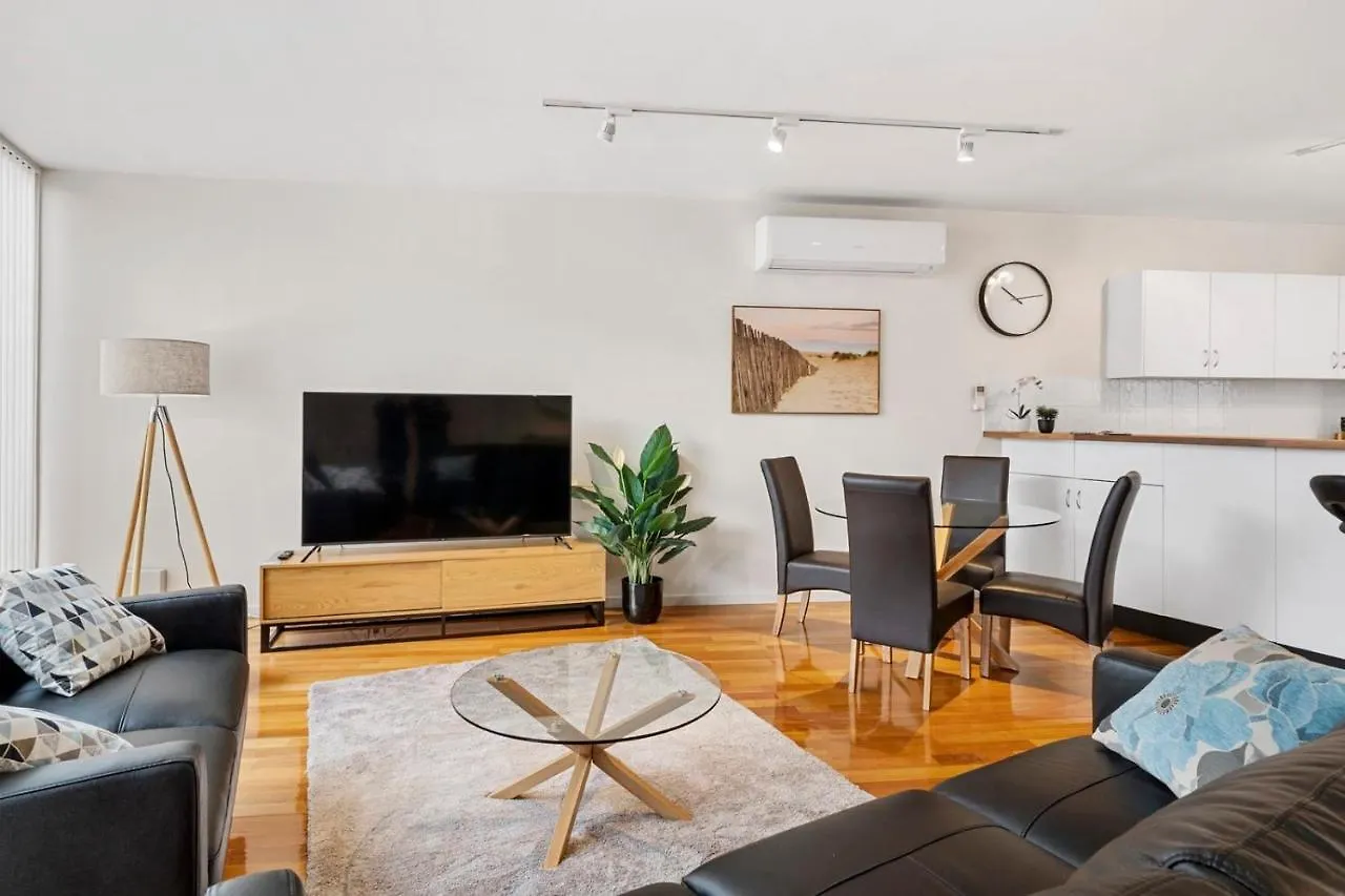 Centre Stage - Stroll To The Waterfront Apartment Hobart